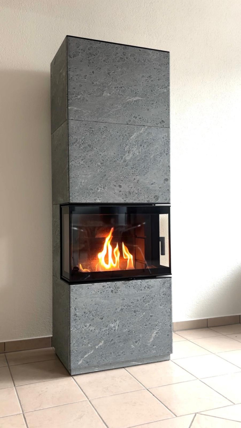 Moderner Kaminofen mit brennendem Feuer in einem Wohnzimmer