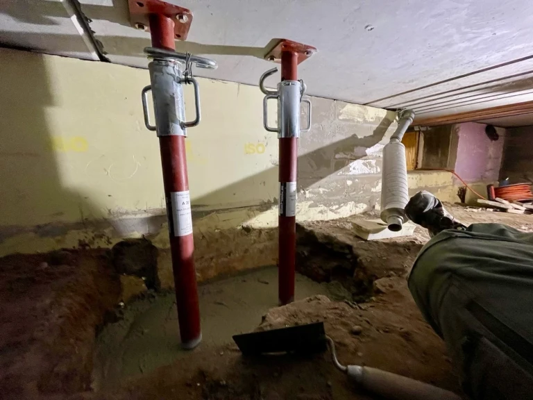 Bauarbeiten im Keller mit Baustützen und Fundament am 25.02.2026 Bauarbeiten im Keller mit Baustützen und frisch gegossenem Fundament am 25. Februar 2026