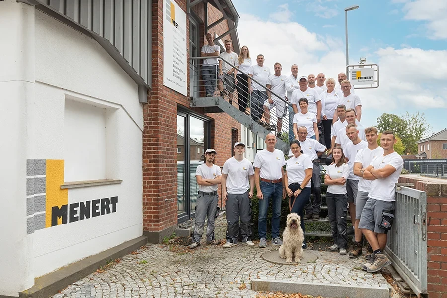 Unser Team der Firma Mehnert – Gruppenfoto vor dem Firmengebäude Unser Team der Firma Mehnert vor dem Firmengebäude, Gruppenfoto mit Hund