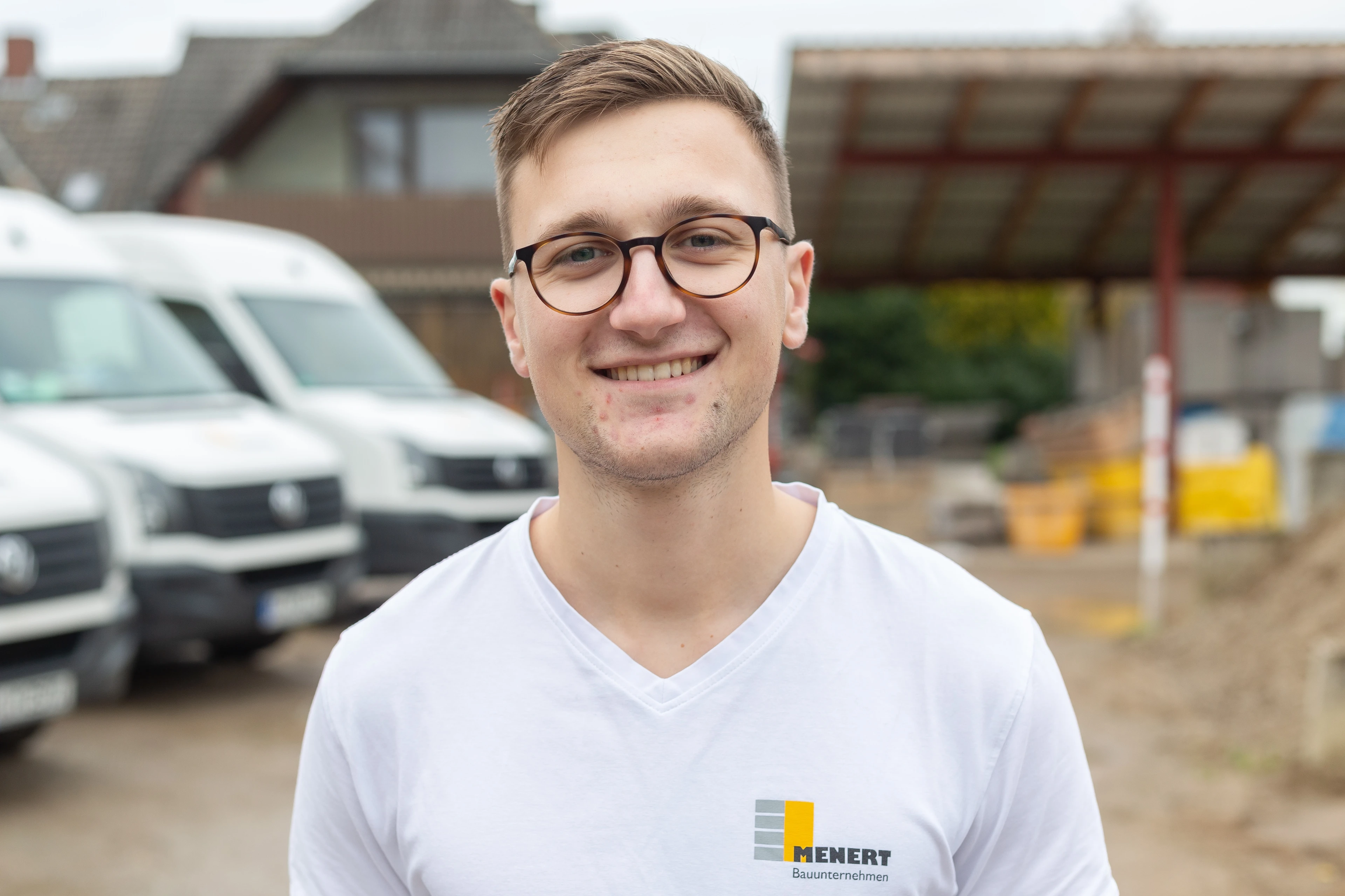 Bastian Beier vom Menert Bauunternehmen auf einer Baustelle