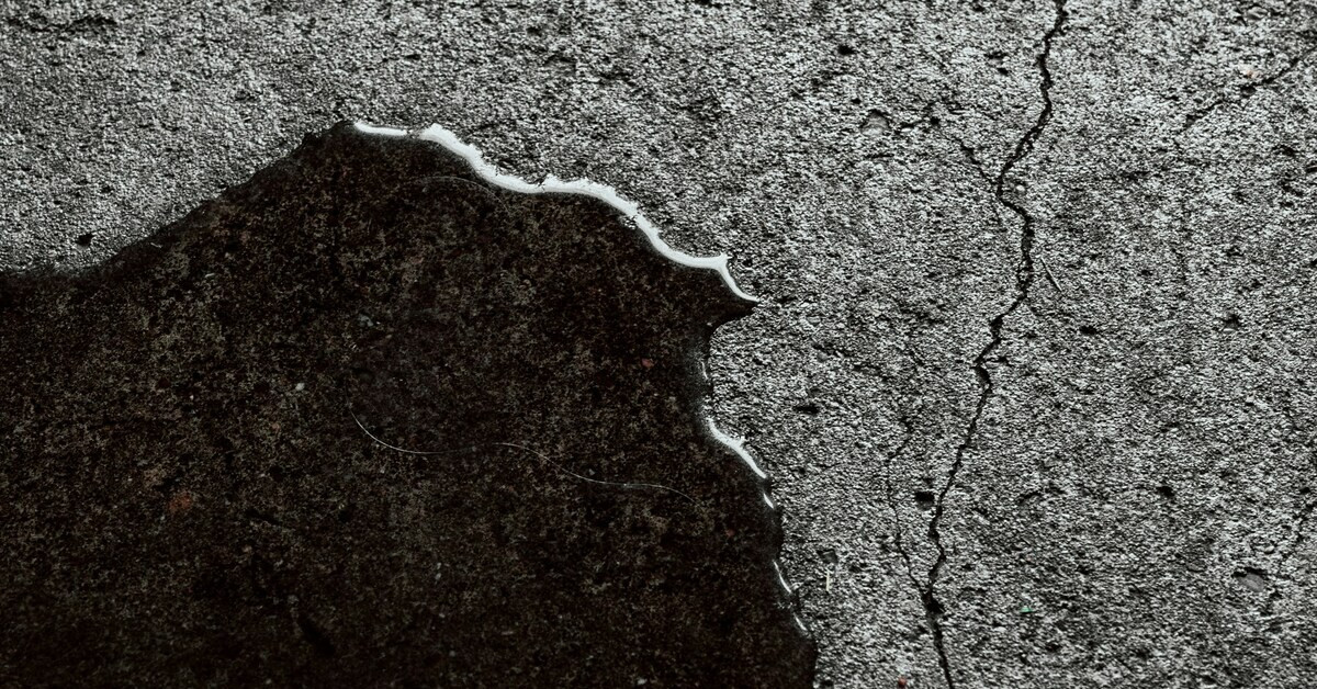 Wasserpfütze auf einem Betonboden