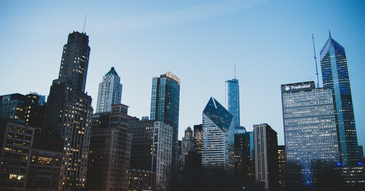 Skyline mit modernen Hochhäusern bei Tageslicht