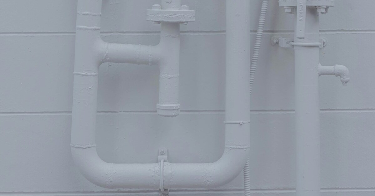 Weiße Rohre an einer Wand – Industrieinstallation, Rohrsystem, Nahaufnahme