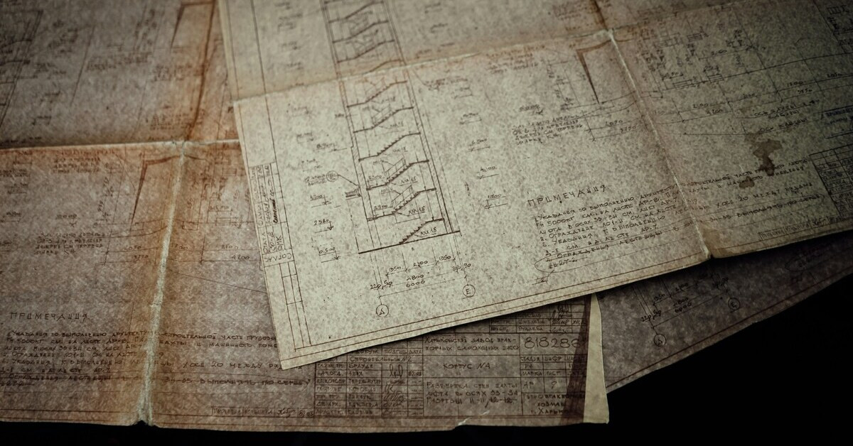 Alte Pläne mit handgezeichneten technischen Zeichnungen auf vergilbtem Papier