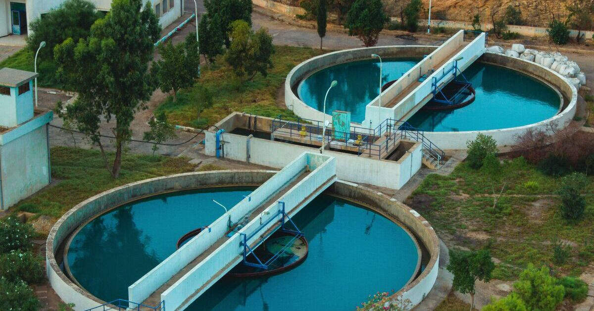 Moderne Kläranlagen zur Wasseraufbereitung mit runden Becken und technischer Infrastruktur
