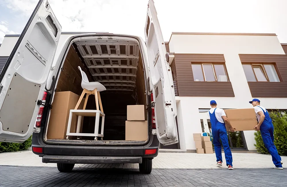 Möbel Auslieferung mit Transporter und Mitarbeiter