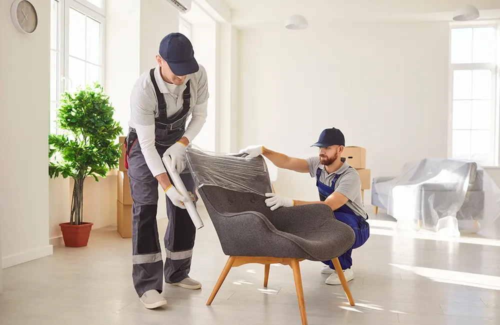 Möbel Auslieferung von zwei Arbeitern mit einem Sessel