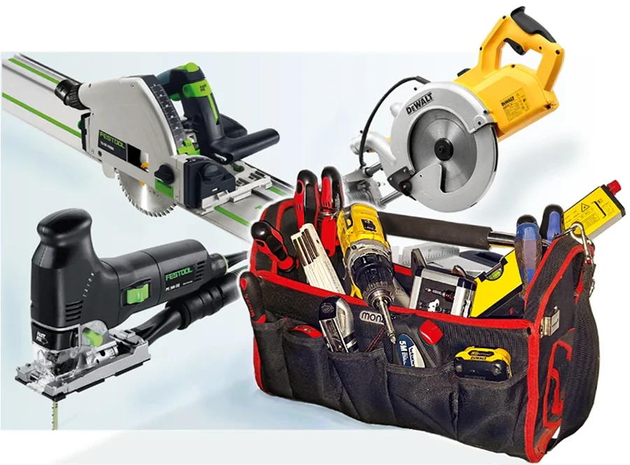 Verschiedene Werkzeuge und Elektrowerkzeuge wie Kreissäge, Bohrmaschine und Werkzeugtasche