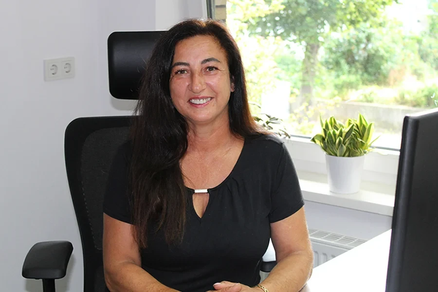 Porträt von Daniela Falck im Büro am Schreibtisch