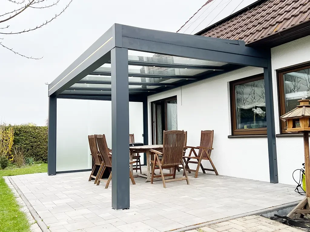Terrassenüberdachung mit Glasdach 10 mm USG, moderne Überdachung aus Glas an Einfamilienhaus
