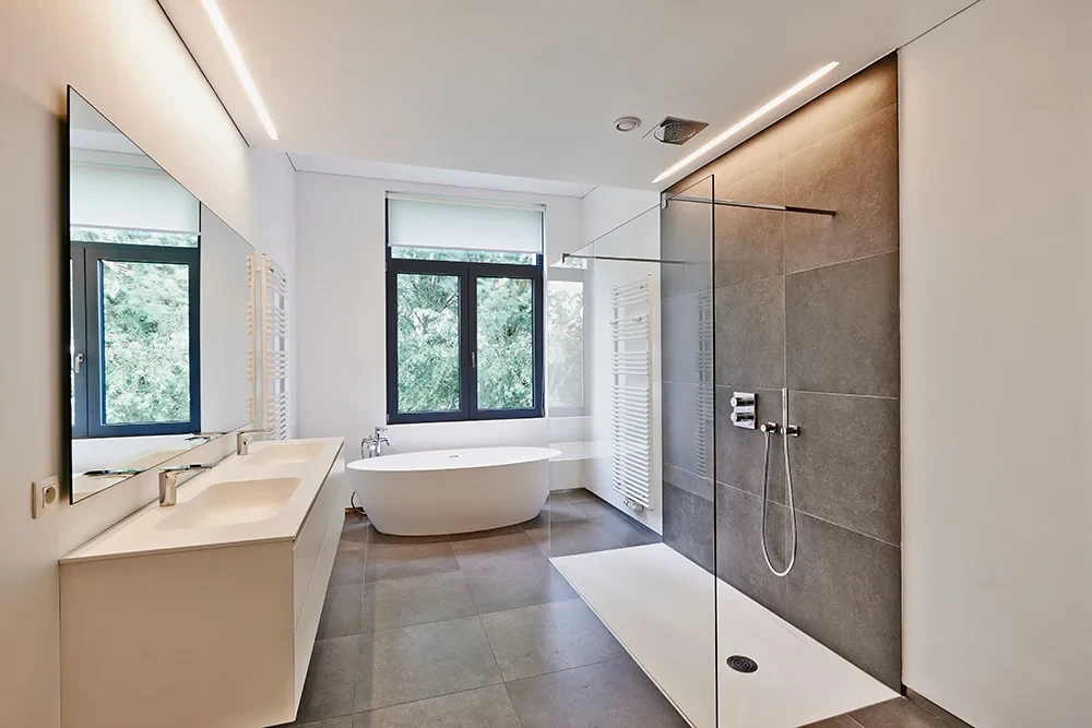 Modernes Badezimmer mit freistehender Badewanne, großer Dusche und Fenster