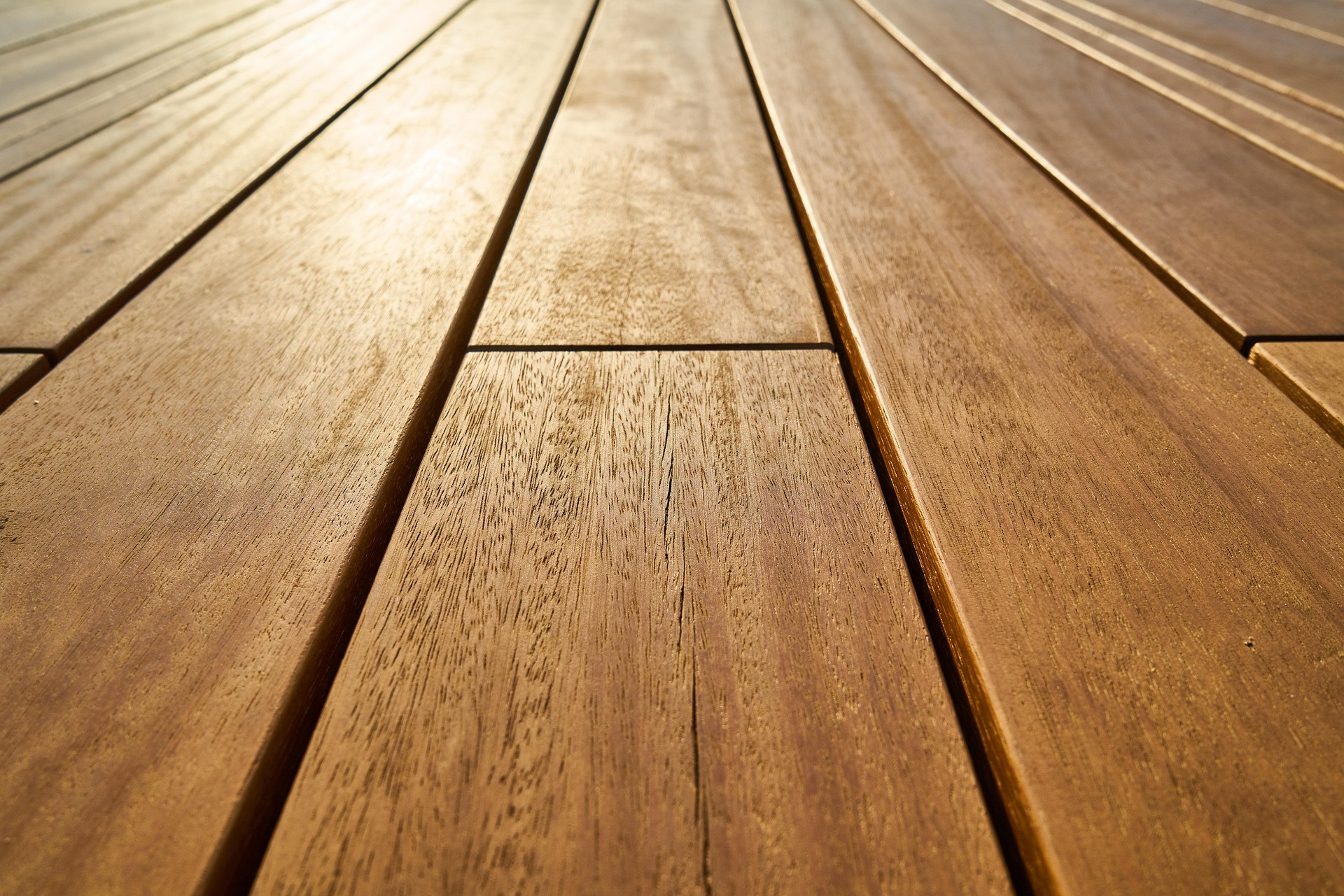 Nahaufnahme eines hochwertigen Parkettbodens aus Holz