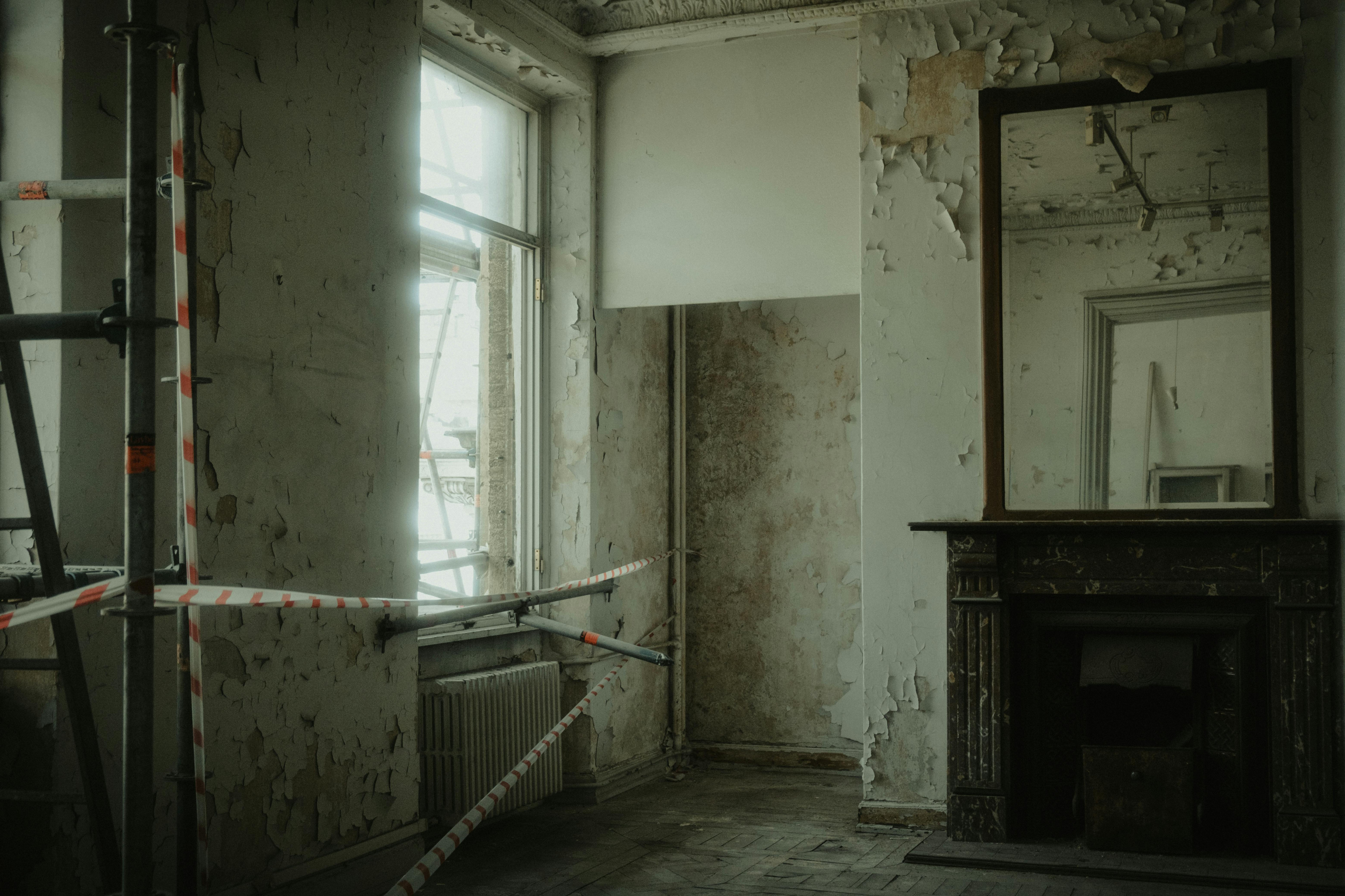 Abbruch Wohnraum – Verlassener Raum mit Sanierungsbedarf und Absperrung Abbruch eines alten Wohnraums mit abblätternder Farbe und Absperrband