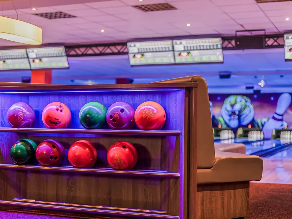 Bowlingkugeln in einer Bowlingbahn – Preise für Bowling und Bahnmiete