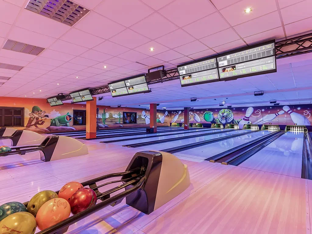 Bowlingbahn mit modernen Bahnen und Anzeigetafeln, vermutlich im Rahmen der DBV Liga 2