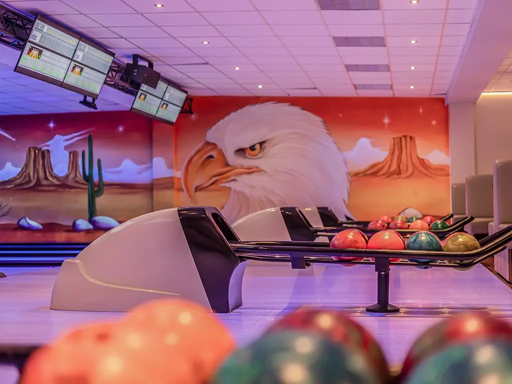 Bowlingbahn mit Bowlingkugeln und Wandbild eines Adlers bei der DBV Liga 3
