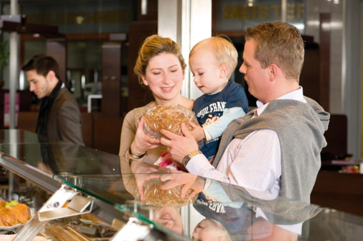 Familie kauft frisches Brot in einer Bäckerei in Oschatz