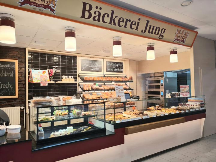 Bäckerei Jung in Döbeln mit vielfältigem Angebot an Backwaren und moderner Ladeneinrichtung