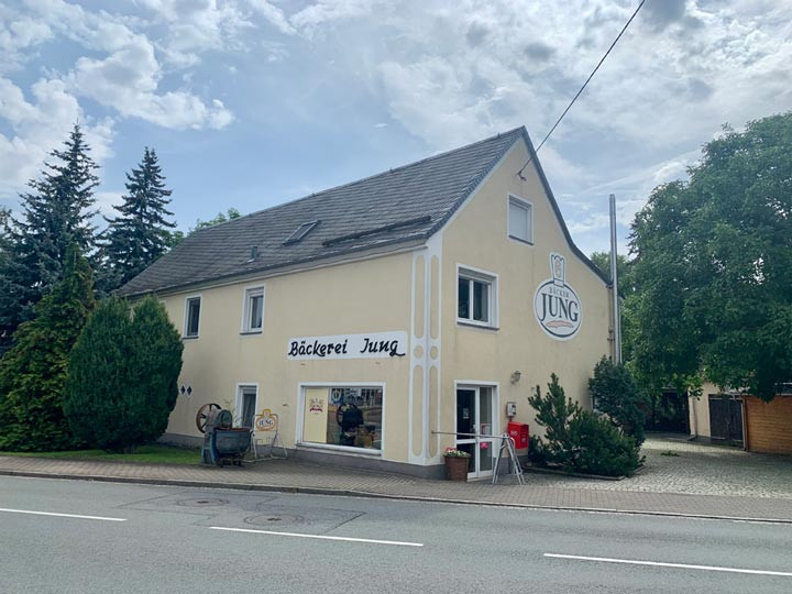 Bäckerei Jung in Oelsitz – Außenansicht der traditionellen Bäckerei an der Straße