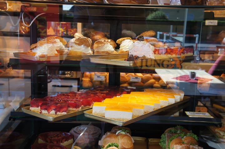 Kuchenauslage in einer Bäckerei in Wermsdorf mit verschiedenen Torten und Gebäck