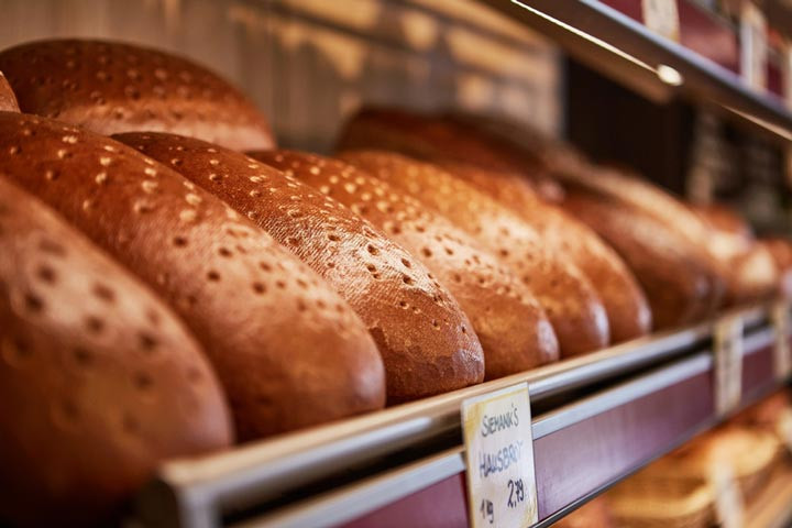 Frisches Brot in einer Bäckerei in Ostrau, Nahaufnahme von Brotleiben im Regal