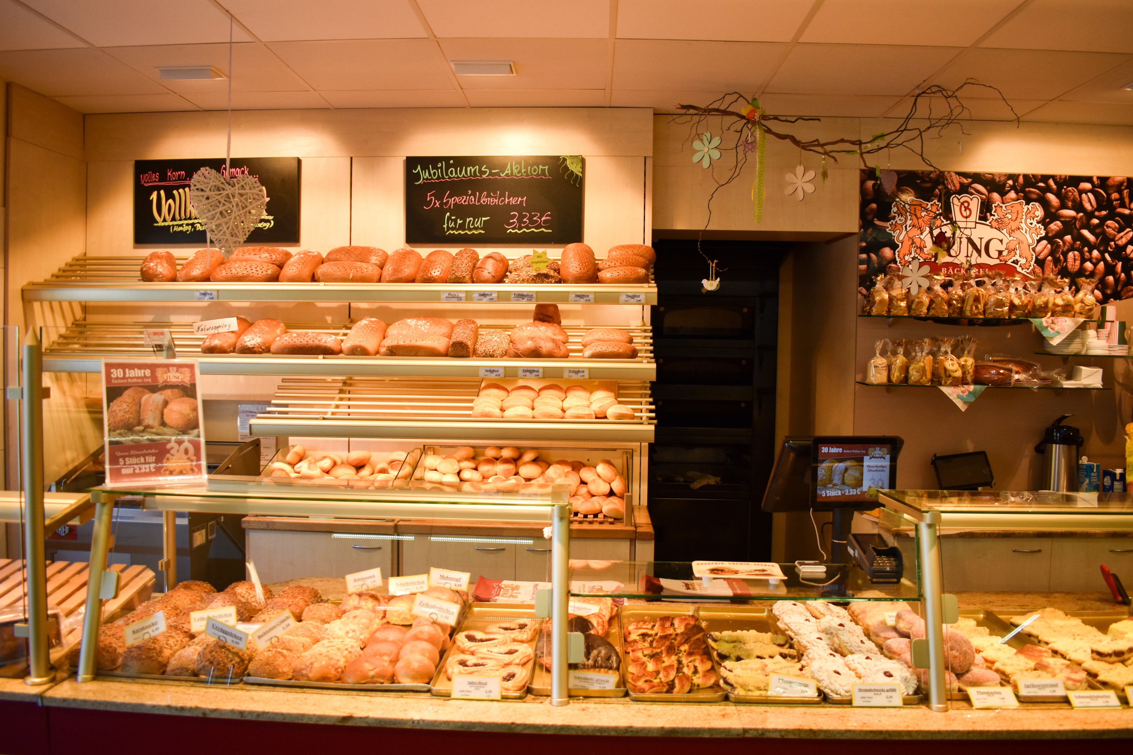 Bäckerei-Theke mit frischen Brötchen, Broten und Gebäck in einer deutschen Bäckerei