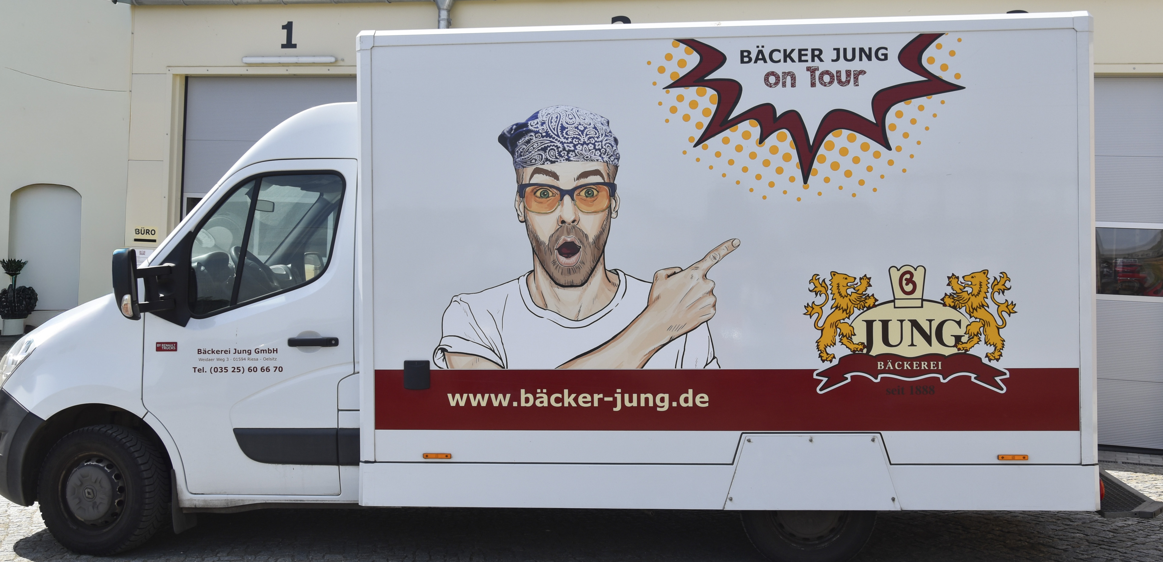 Werbefahrzeug von Bäcker Jung mit auffälliger Illustration und der Webadresse www.bäcker-jung.de
