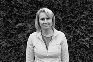 Porträt von Michaela Grimm im Freien