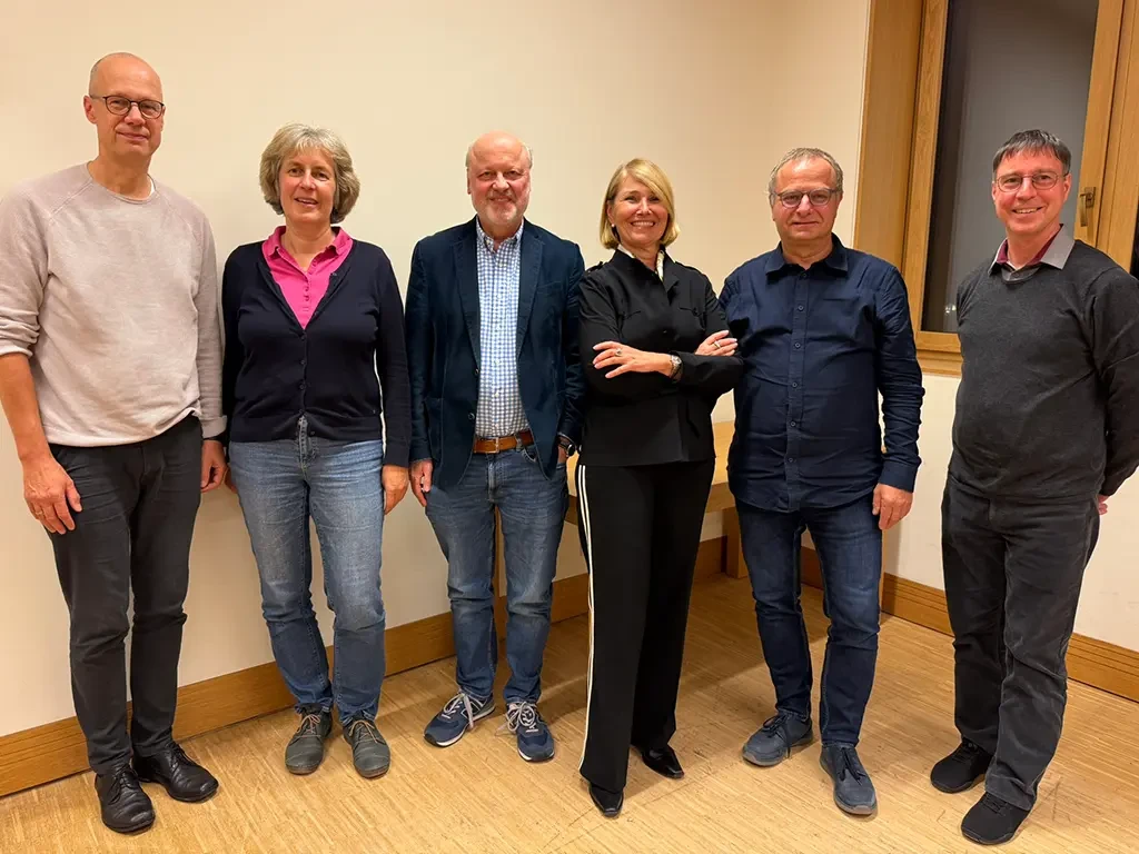 Vorstand steht gemeinsam im Raum für ein Gruppenfoto