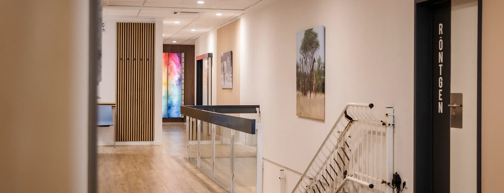Moderner Flur einer Röntgenpraxis mit Kunst an den Wänden