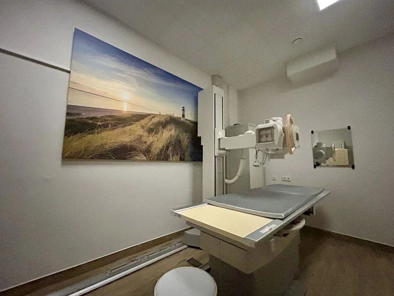 Röntgenraum im Diagnostikzentrum Wolfsburg mit moderner Ausstattung
