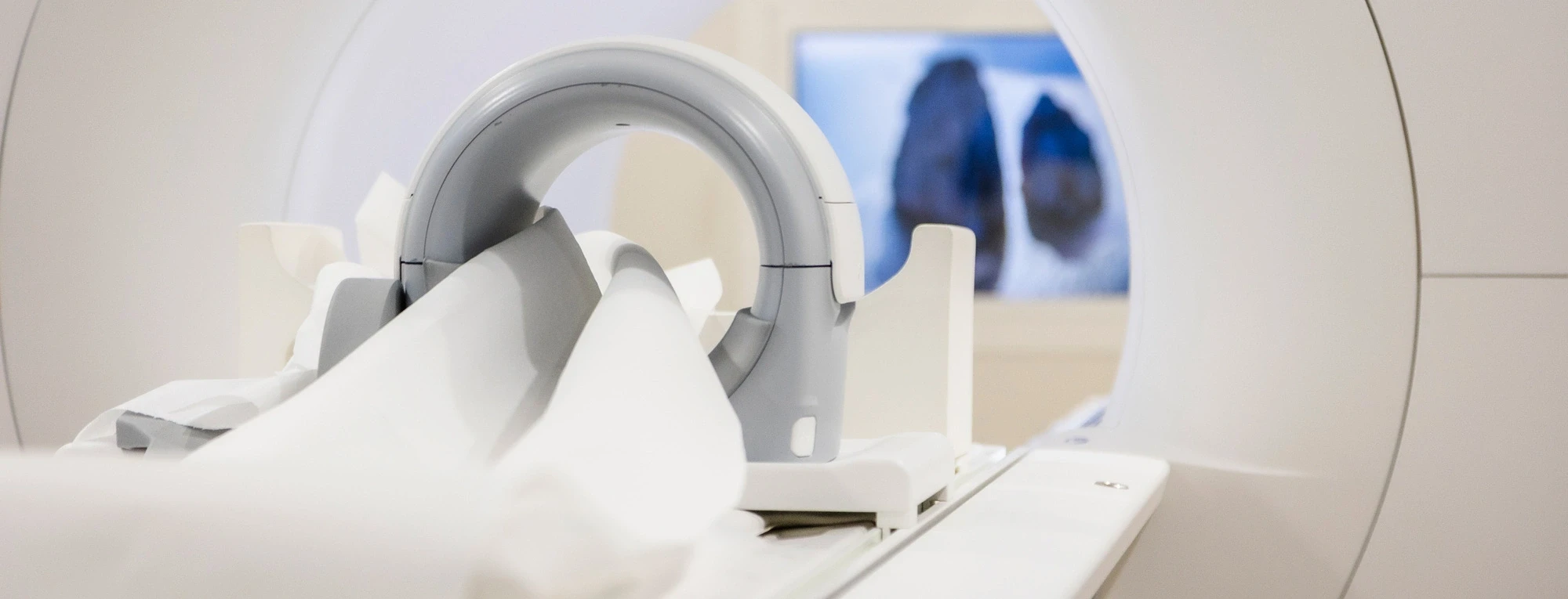 Detailaufnahme eines MRT-Geräts im Einsatz