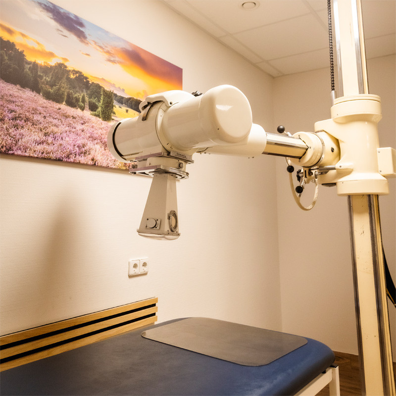 Röntgenreizbestrahlung Gerät in einer modernen Behandlungsraum-Praxis