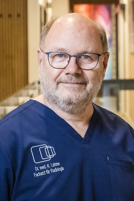 Dr. med. Klaus Lahme in medizinischer Kleidung