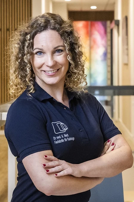 Dr. med. Katharina Bieck, Fachärztin für Radiologie, im Praxisumfeld