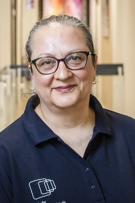 Sharareh Schuder in Arbeitskleidung