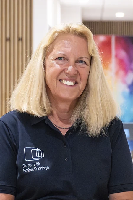 Dipl.-Med. Petra Telle in Praxisbekleidung