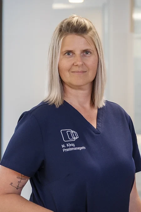 Praxismanagerin M. König in moderner Praxisbekleidung