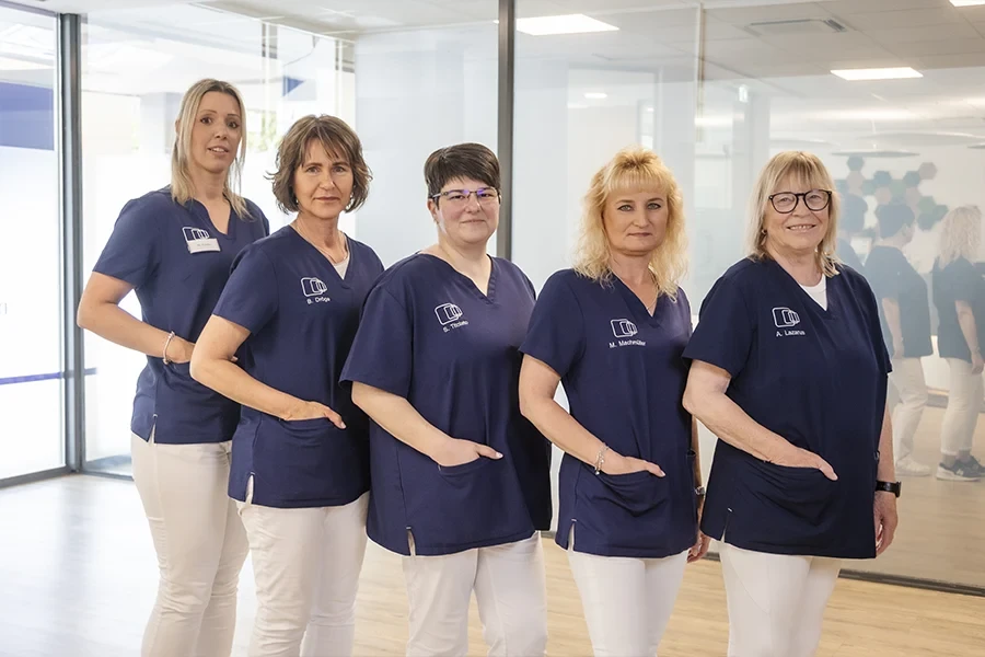 Team Anmeldung in blauer Arbeitskleidung in einer modernen Praxis