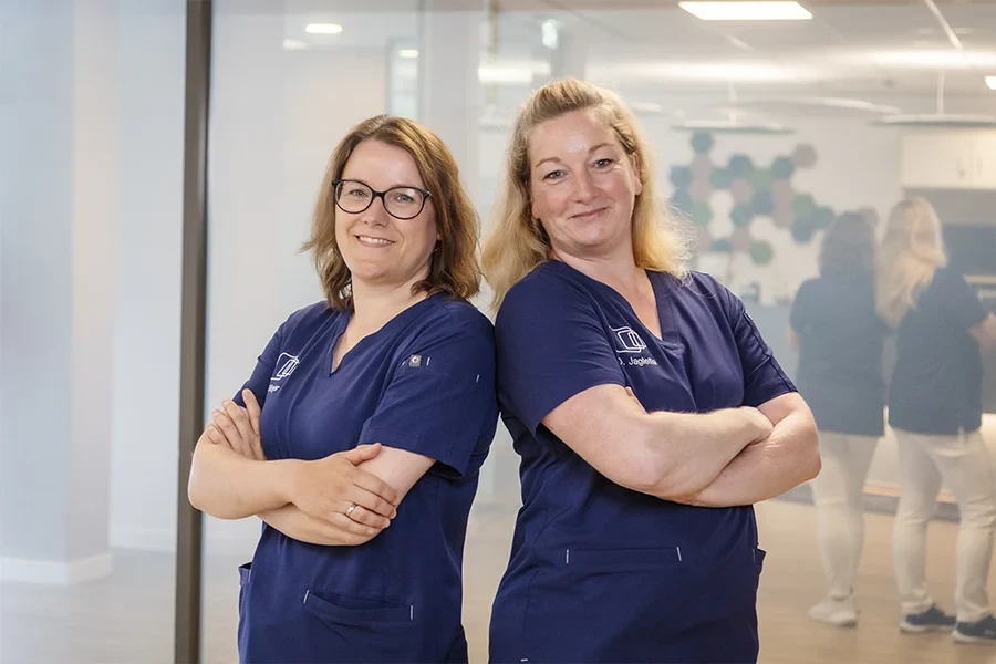 Team Verwaltung und Sekretariat in moderner Arbeitskleidung