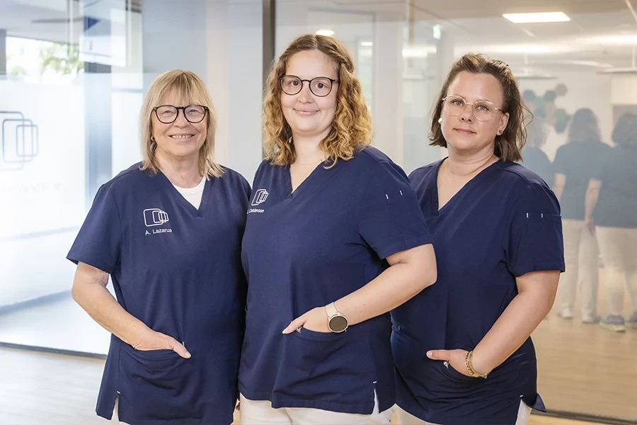 Team Abrechnung in blauer Arbeitskleidung in einem modernen Büro