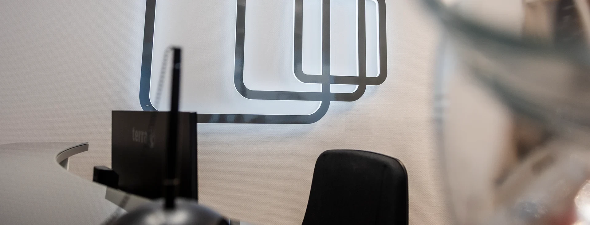 Headerbild für Überweiser mit modernem Wanddesign im Büro
