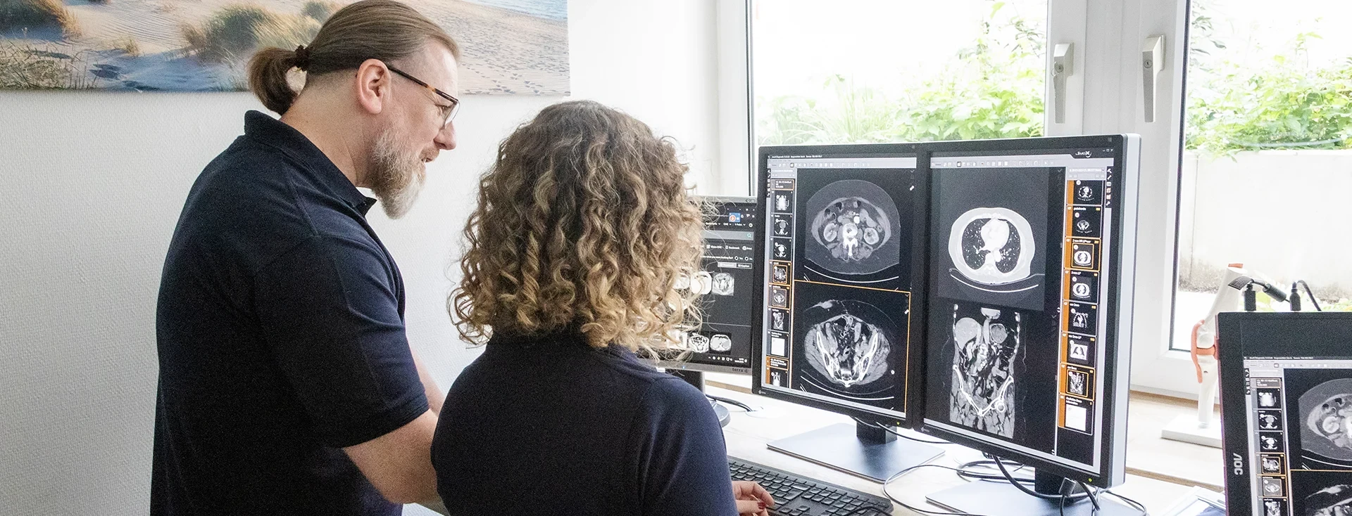 Frau analysiert medizinische Bilder am Computer – Headerbild für Erklärvideos