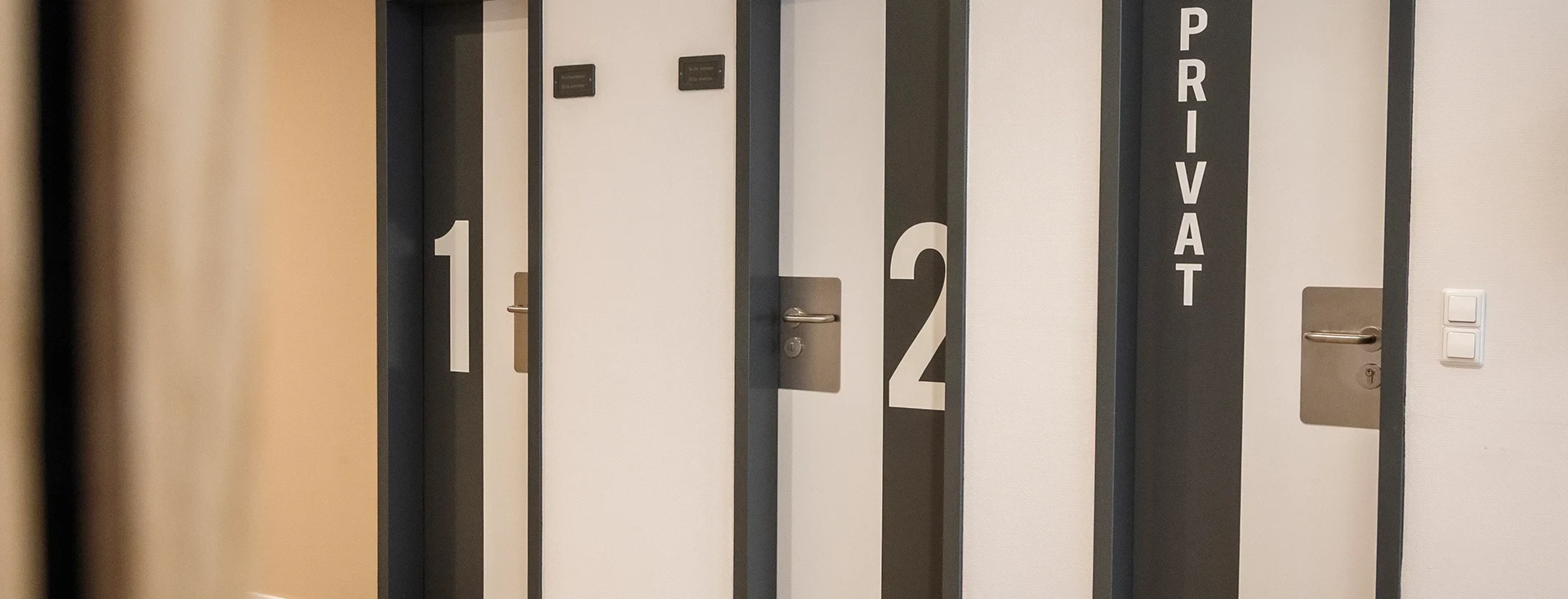 Notfall-Termine: Behandlungszimmer in einer Arztpraxis mit Nummer 2 auf der Tür