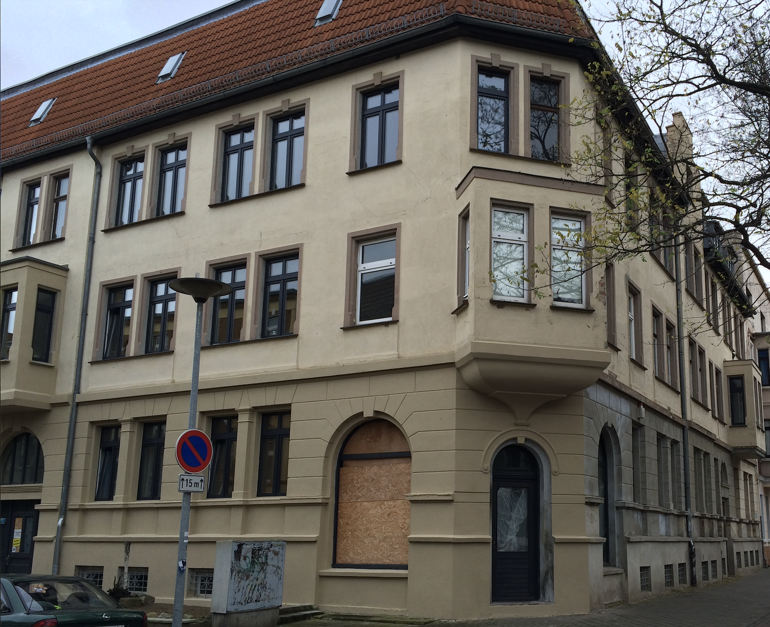 Altbau-Eckhaus mit Erker und renovierungsbedürftiger Fassade, aufgenommen am 26. Februar 2024