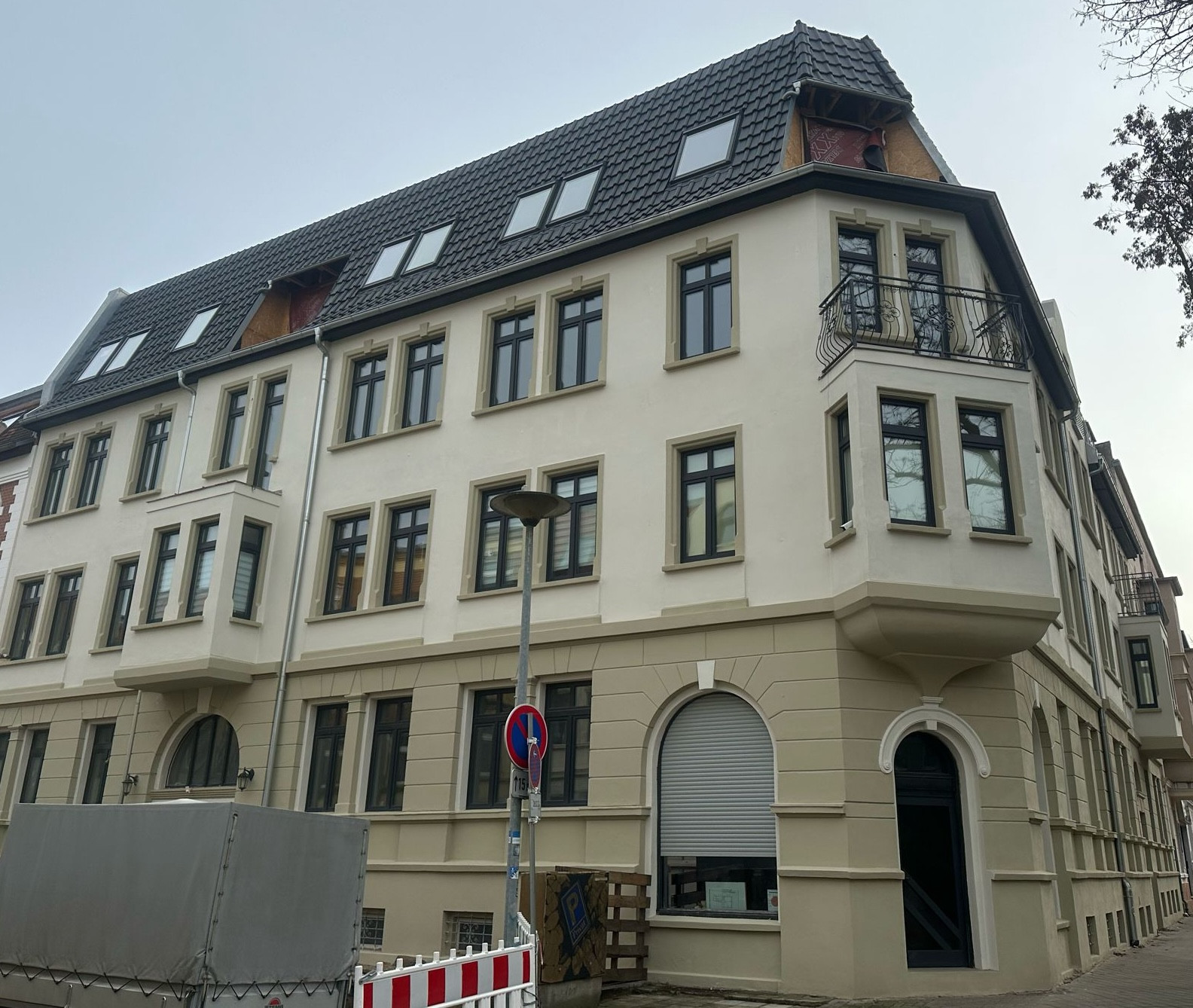 Sanierte Altbaufassade mit modernen Fenstern und Dachgeschossausbau