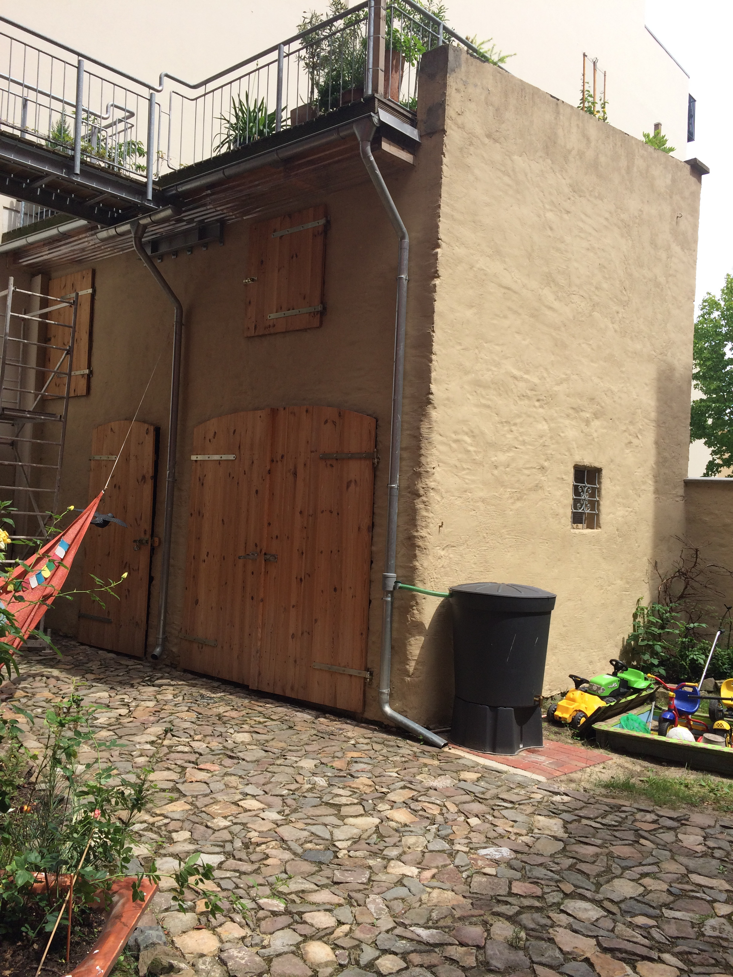 Sanierter Hof in der Elbstraße Magdeburg mit neuen Holztüren und frischem Putz nach Renovierung