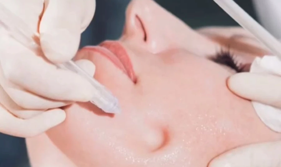 Professionelle Tiefenreinigung der Gesichtshaut bei einer Kosmetikbehandlung