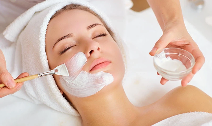 Feuchtigkeitsbehandlung im Kosmetikstudio mit pflegender Creme