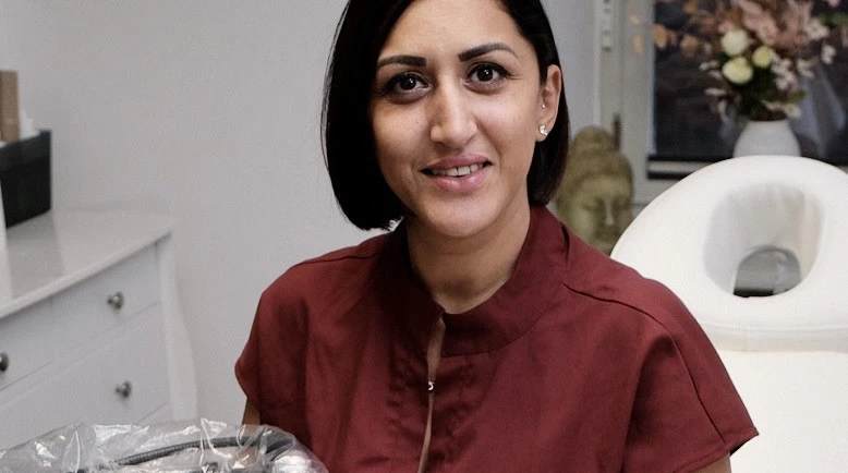 Frau mit weinroter Bluse in modernem Innenraum, Blogbild